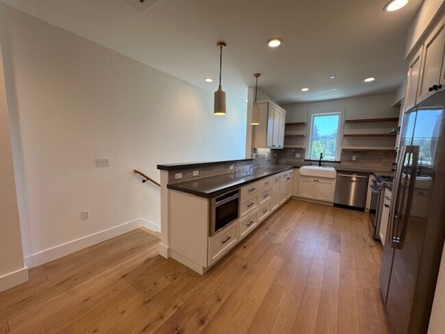 Foto del edificio - Gorgeous Trig-level townhome with ROOF TOP...
