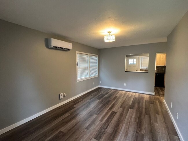 Building Photo - r3008unanderavev