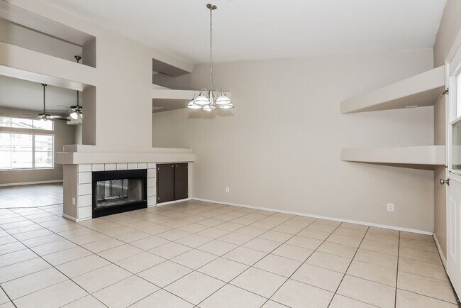 Foto del edificio - 1563 E Scott Ave