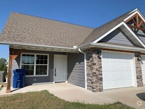 Building Photo - 611 Easton Dr