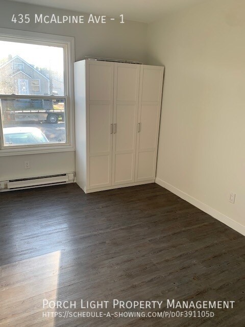 Photo du bâtiment - Main Floor With Parking, Laundry, Yard and...