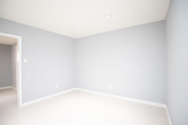 Building Photo - 5821 W Sunforest Dr