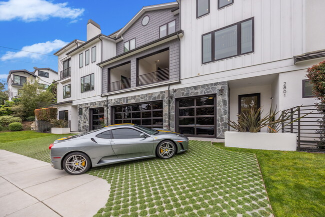 Building Photo - 2801 Bayside Dr