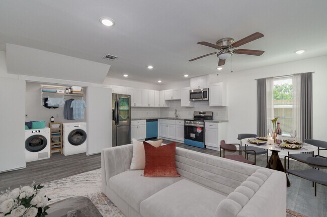 Foto del edificio - 7802 Crestview Dr