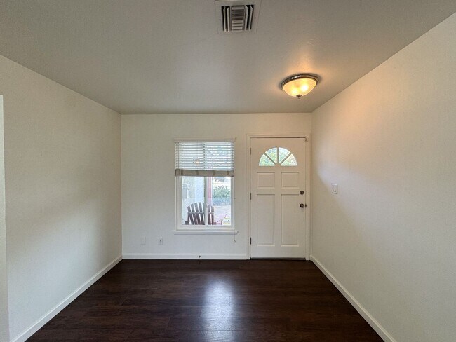 Building Photo - La Mesa: spacious 3 bed, 2 ba + great outd...
