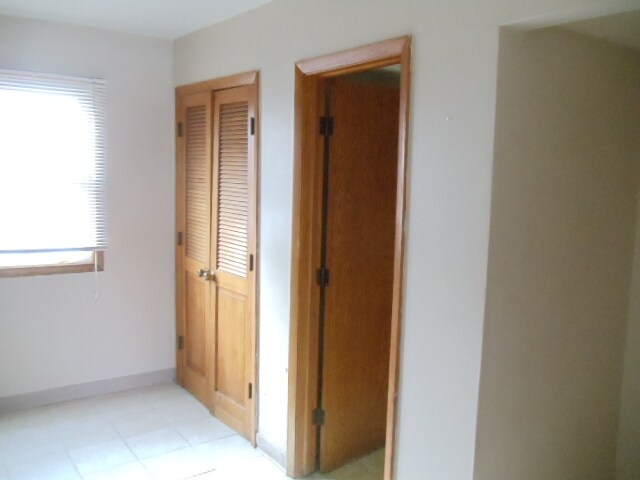 CLOSET Y MEDIO BAÑO FUERA DE LA COCINA - 5807 Garrett Ln