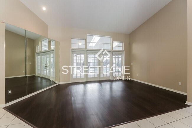 Building Photo - Spacious 4 bedroom home with a POOL in Tamp!