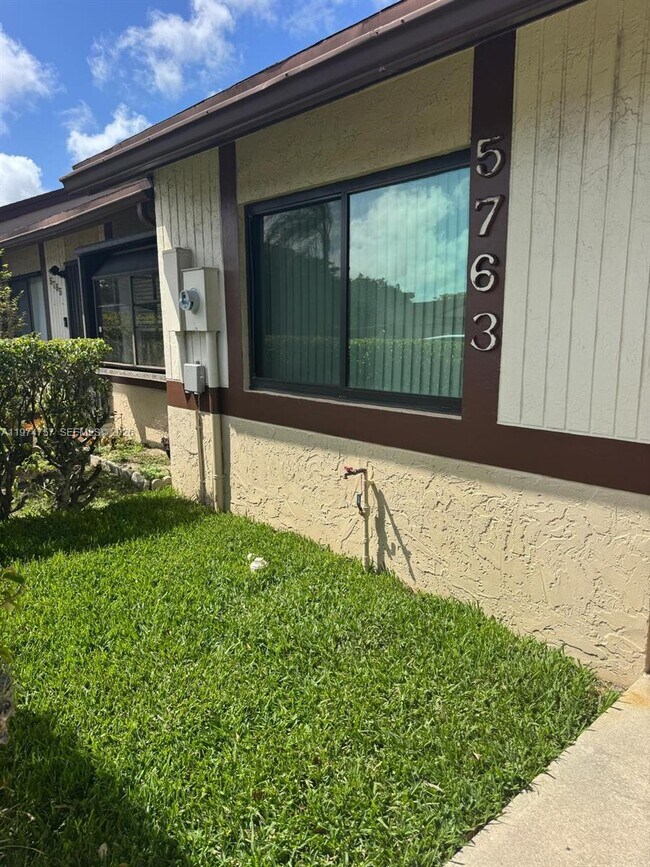 Foto del edificio - 5763 N Park Rd