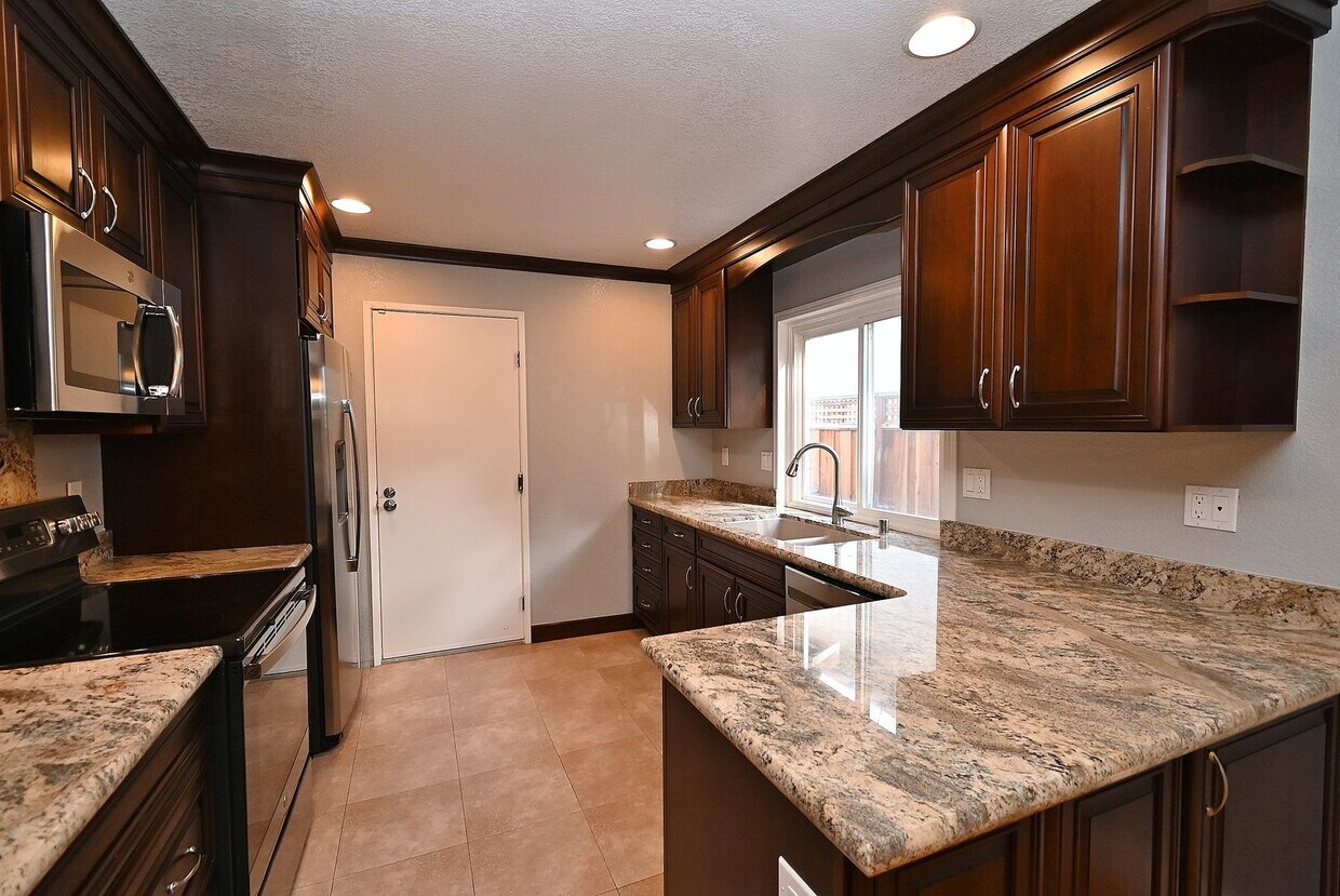 Primary Photo - $3650 - GORGEOUS REMODELED HOME IN THE NIL...
