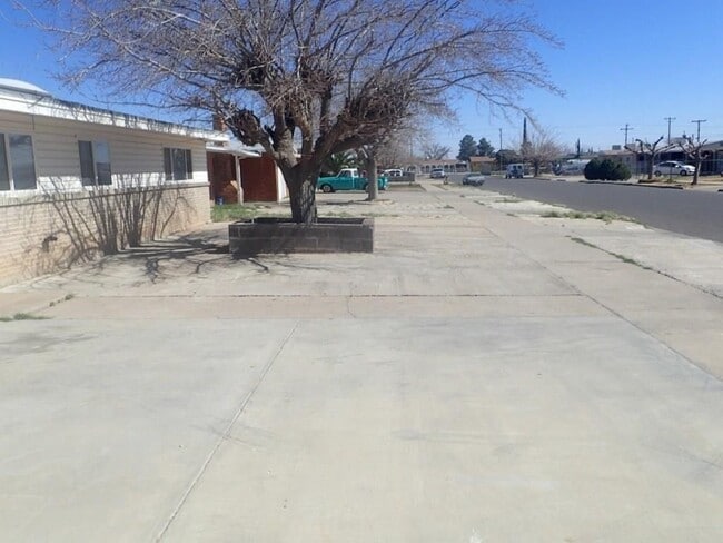 Foto del edificio - 4931 Maxwell Ave