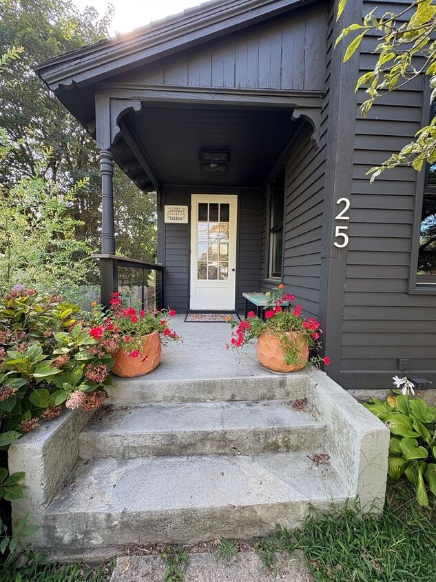 Foto principal - Cozy 3-Bedroom 1.5 -Bathroom Home with Fen...
