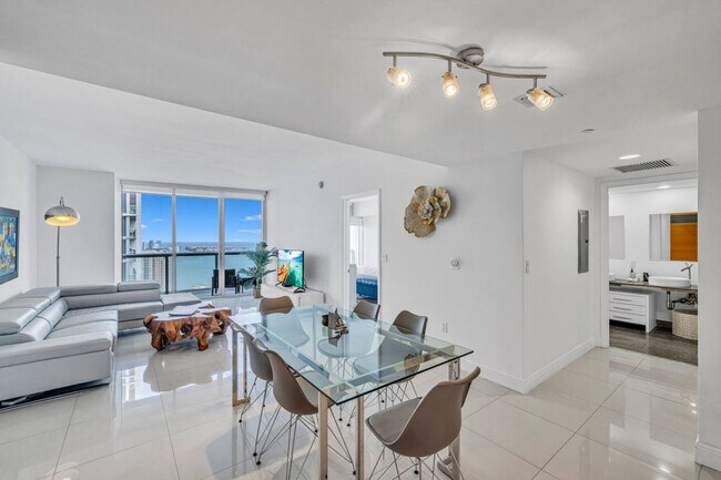 Building Photo - 485 Brickell Ave