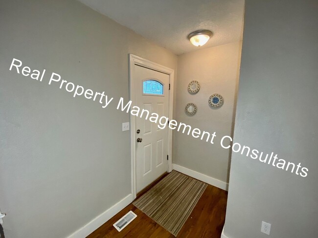 Building Photo - Updated 3-Bedroom Home with Modern Feature...