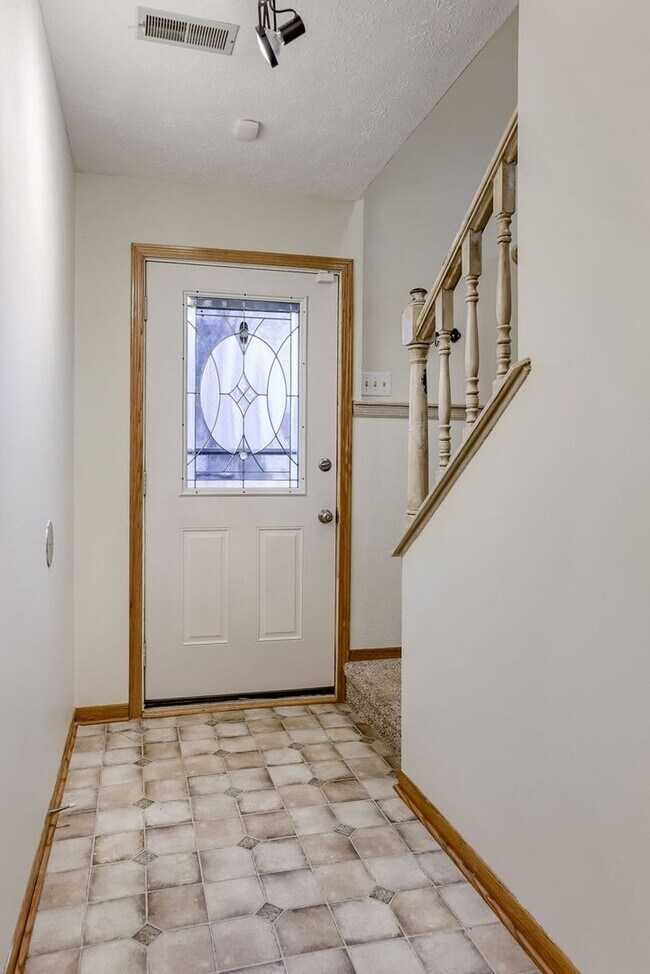 Building Photo - Bellevue 3 Bedroom With Bonus Sunroom!!