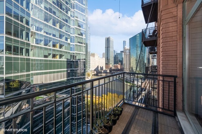 Foto del edificio - 165 N Canal St