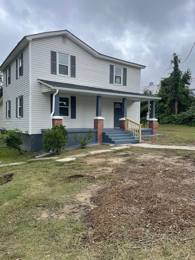 Building Photo - Newly Renovated 5 Bedroom Home Off Merritt Dr