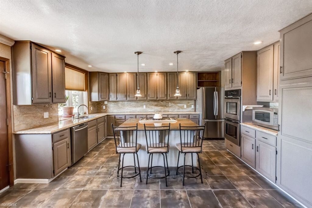 Gourmet Kitchen with double oven - 108 Michele Ct