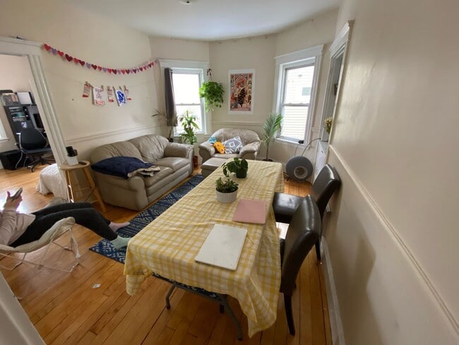 Building Photo - 110 Line St