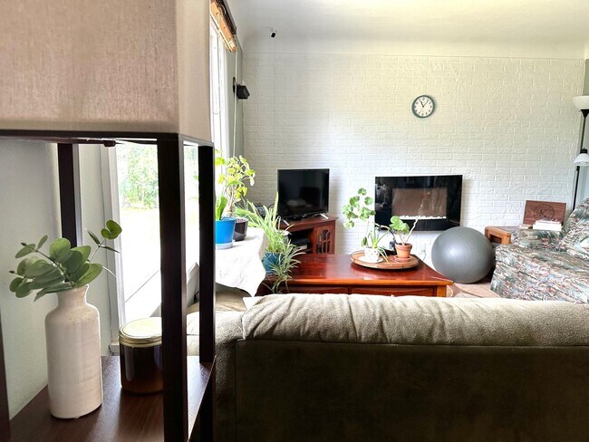 Building Photo - AVAILABLE JULY - 3 Bed 2 Bath in Duluth He...