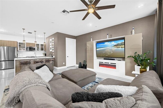 Building Photo - 1025 NE 18th Ave