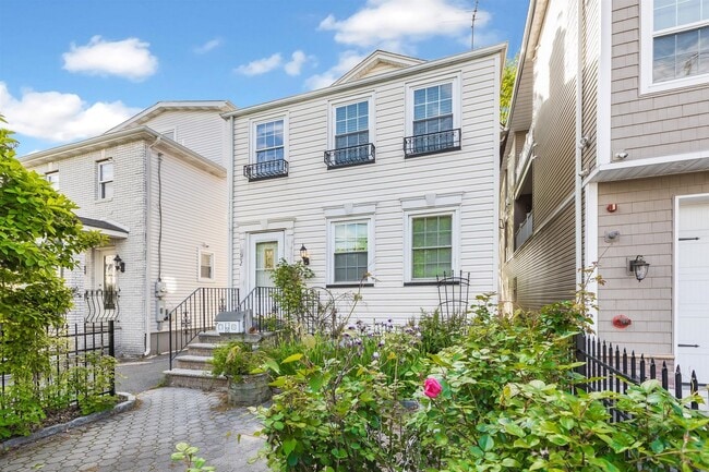 Foto del edificio - 102 Broughton Ave