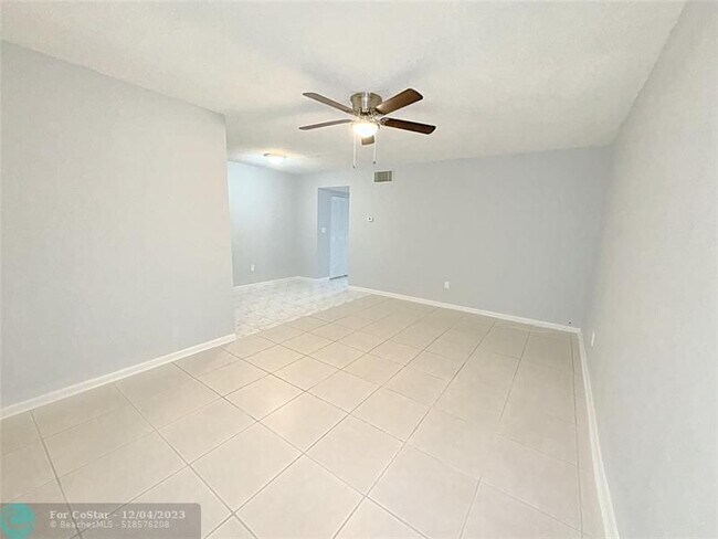 Foto del edificio - 2350 NW 72nd Ave