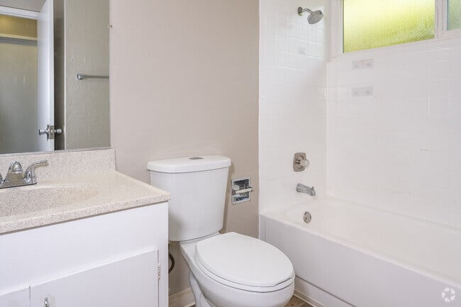1BR, 1BA - 670SF - Bathroom - Forest Glenn Apartments