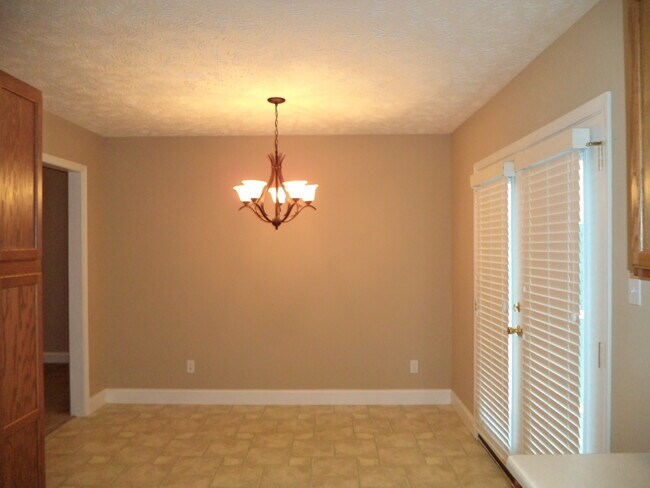 Building Photo - 112 Rouen Ct