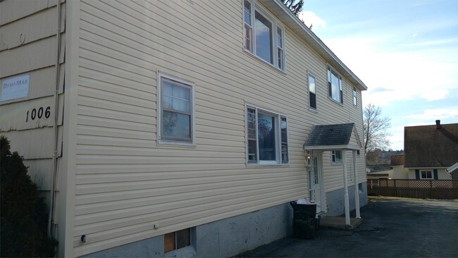 Building Photo - 1006 Sunnycrest Rd