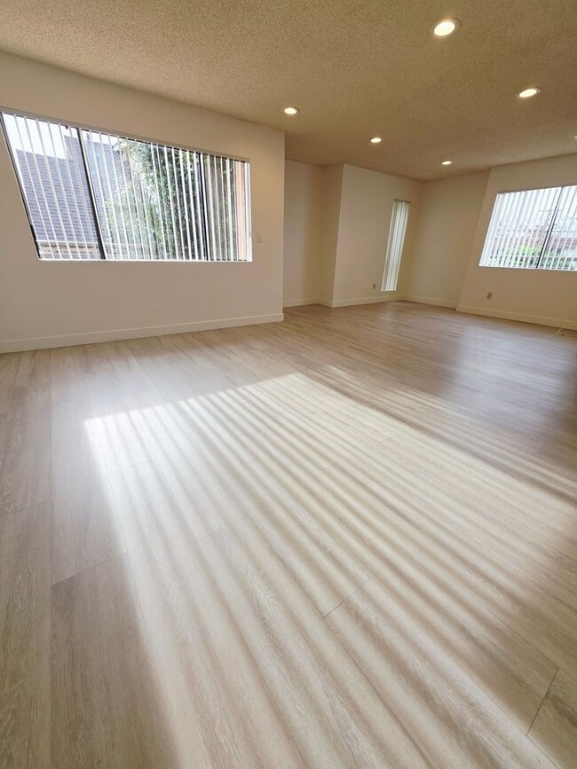 Building Photo - 1144-15-8 Rosedale Ave