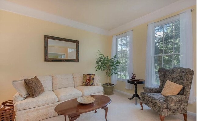 Building Photo - Beautiful large 4 bedroom Home