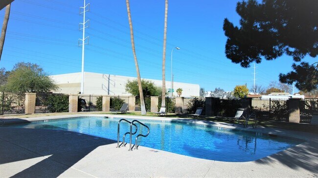 Building Photo - Awesome Tempe Condo 32 Mill/Southern