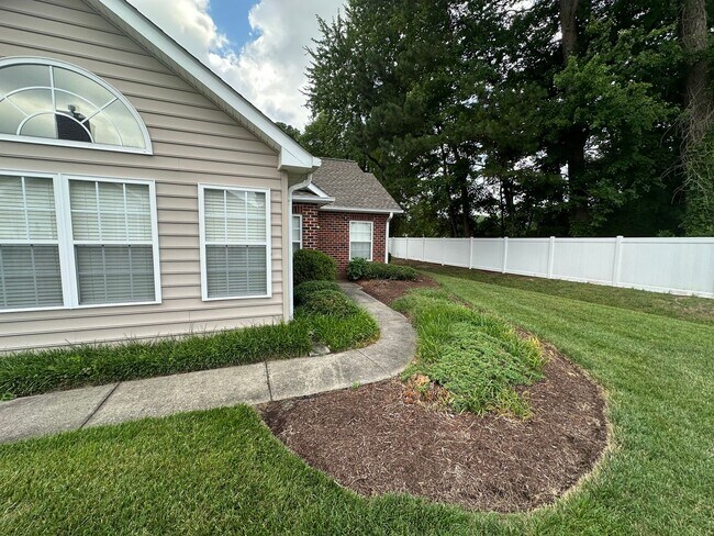 Foto del edificio - Call Amanda Tate at (757)289-6810 for more information