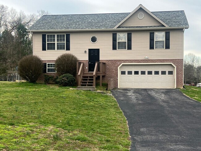 Foto del edificio - 3 bedroom / 2 bath + den located in Jonesborough