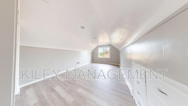 Building Photo - 16501 Fairmount Dr