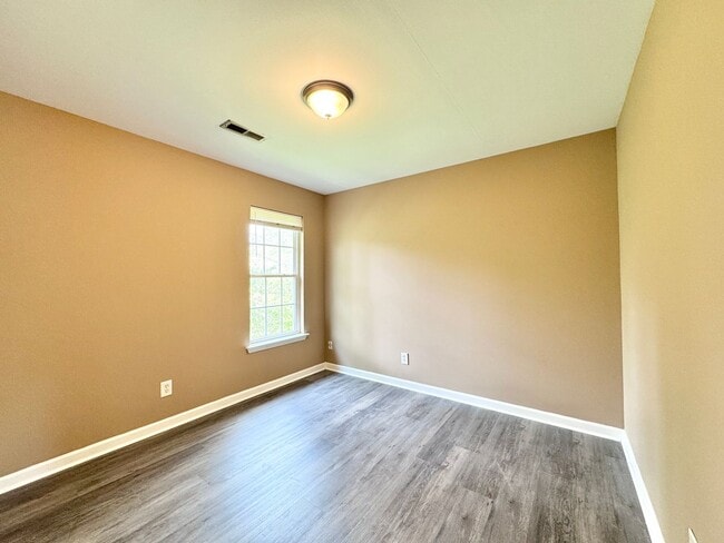 Building Photo - 4 Bedroom Off Franklin Blvd