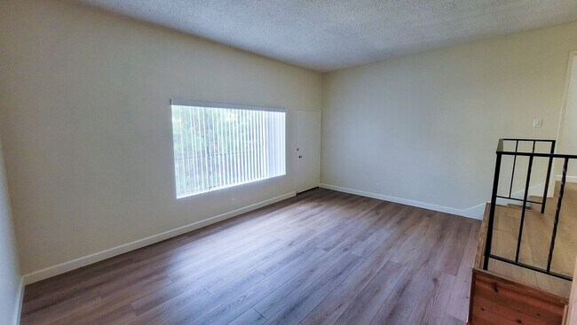 Foto del edificio - Remodeled Upstairs 2 Bed 2 Bath Condo with...