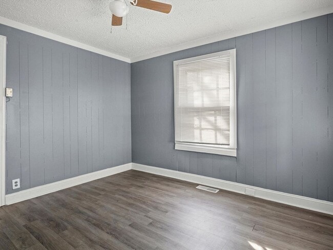 Building Photo - 2-Bedroom, 1-Bath Home with Washer/Dryer Hookup & Private Fenced Backyard