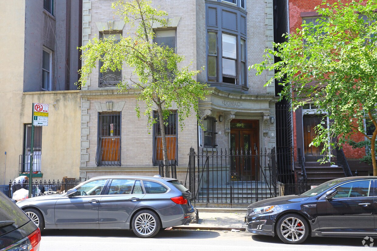 Building Photo - 402 W 20th St