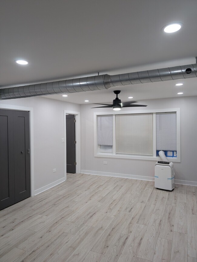 Foto del edificio - 1061 E 80th St