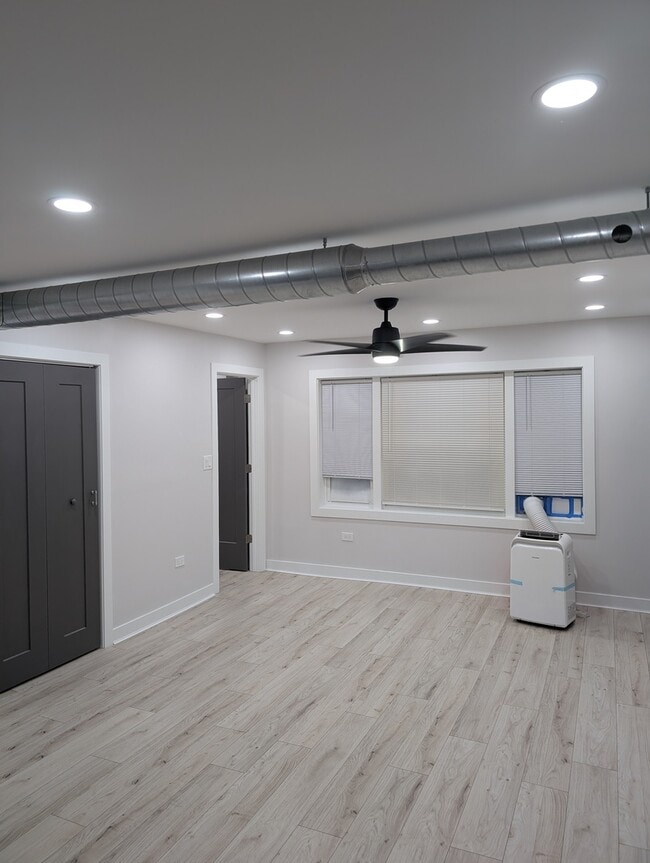 Building Photo - 1061 E 80th St