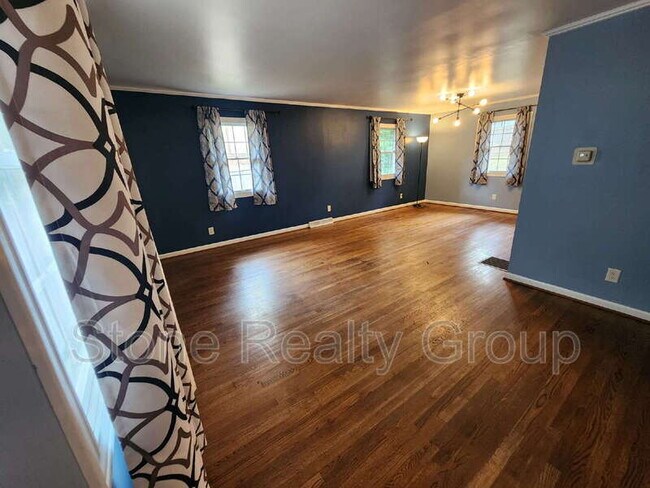 Building Photo - 308 Hickory Hill Dr