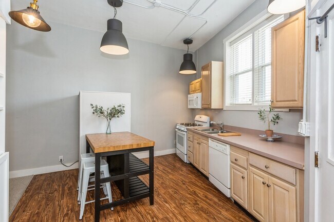 Building Photo - 5856 N Elston Ave
