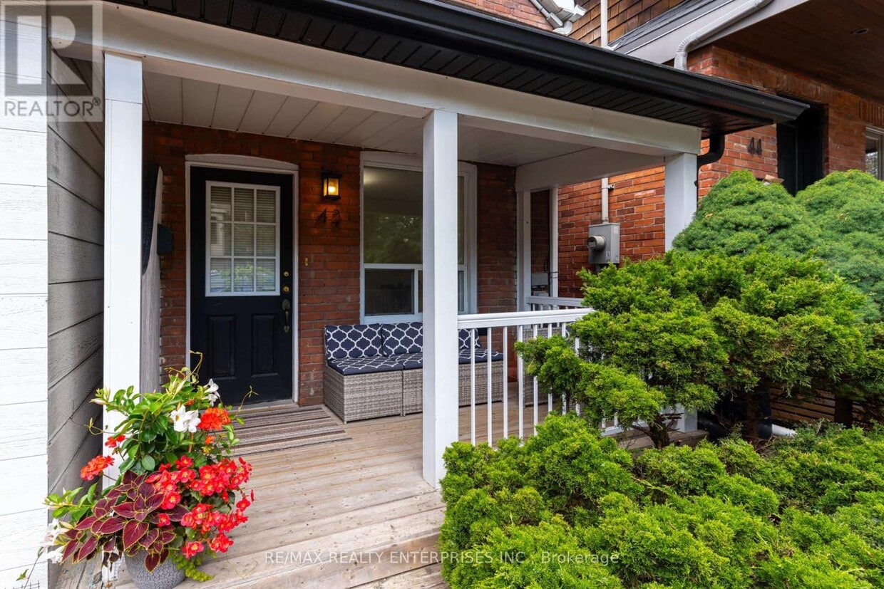 Primary Photo - 42 Roslin Ave