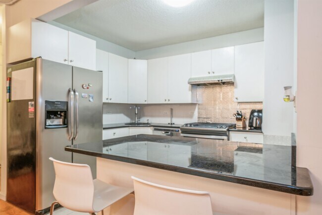 Building Photo - 45 River Dr S