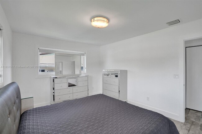 Building Photo - 8540 SW 20th St