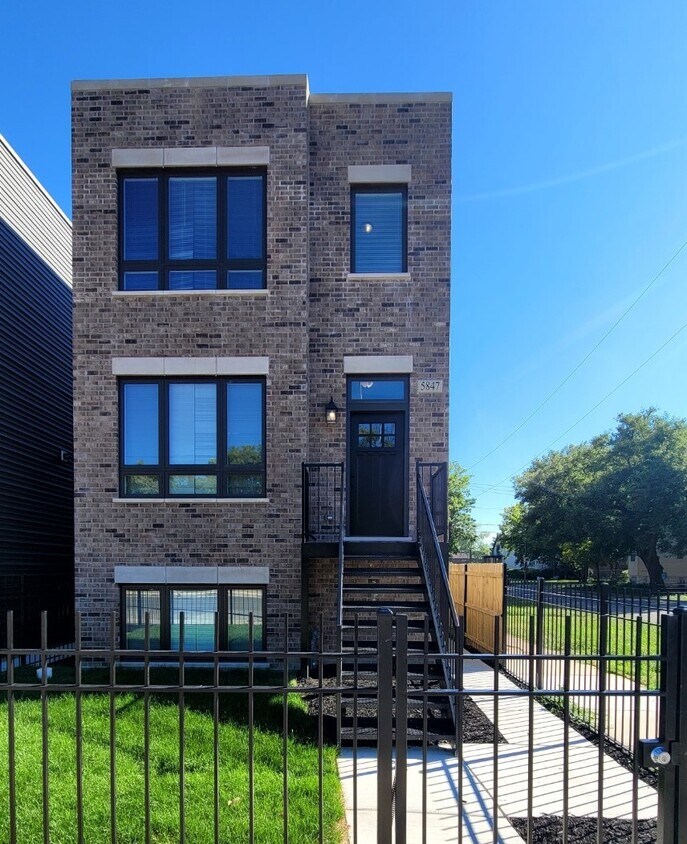 Foto principal - 5847 W Corcoran Pl