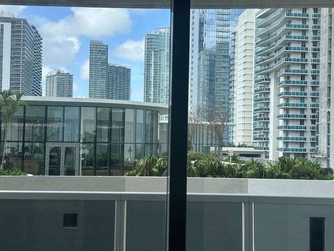 Foto del edificio - 601 NE 23rd St
