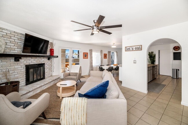 Building Photo - Spacious 5-Bed Scottsdale Home with Pool &...