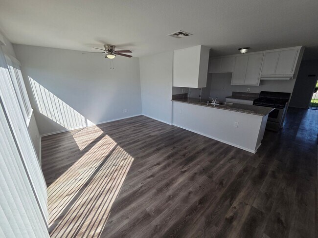 Building Photo - ONTARIO, single family home. Large fenced yard